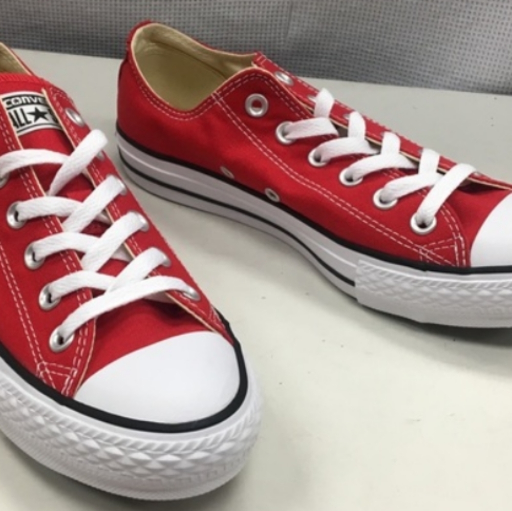 Low top red All Star converses size 8 in womens